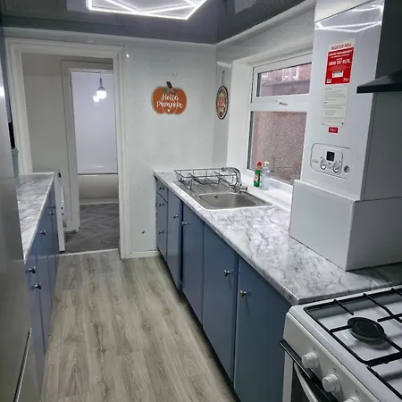 Costa - 4 Bed House With Free On-street Parking - Ideal For Workers Hébergement de vacances *