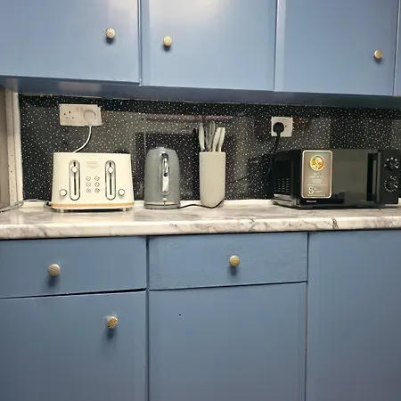 Costa - 4 Bed House With Free On-street Parking - Ideal For Workers Hébergement de vacances *