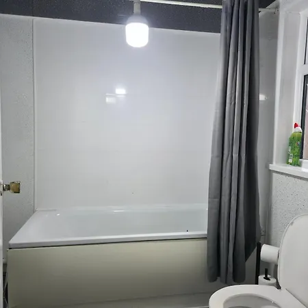 Costa - 4 Bed House With Free On-street Parking - Ideal For Workers Hébergement de vacances