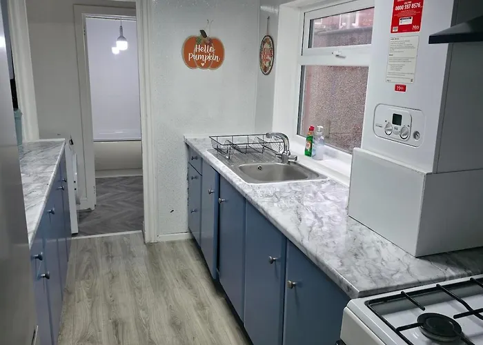 Costa - 4 Bed House With Free On-street Parking - Ideal For Workers Hébergement de vacances *