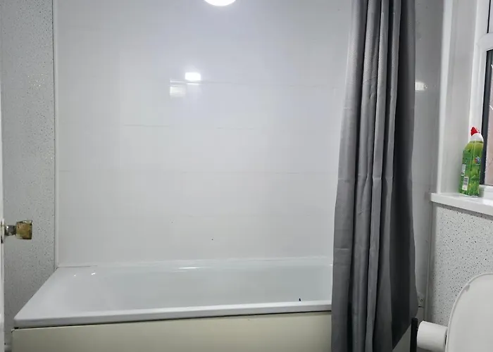 Costa - 4 Bed House With Free On-street Parking - Ideal For Workers Hébergement de vacances