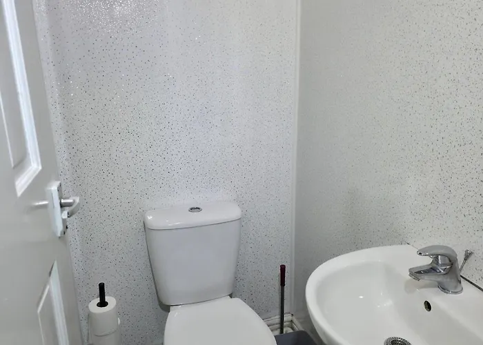 Costa - 4 Bed House With Free On-street Parking - Ideal For Workers *