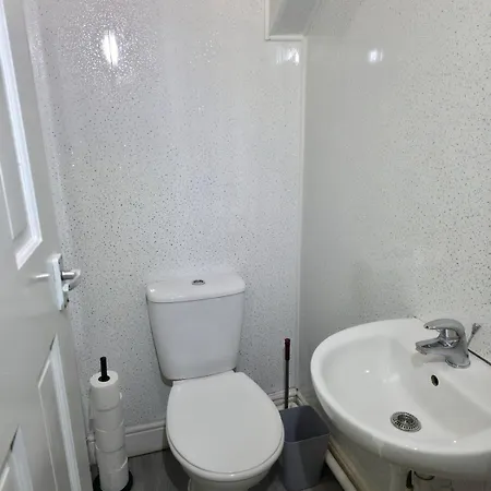 Costa - 3 Bed House With Free On-street Parking - Ideal For Workers *